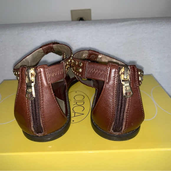 Women’s 8M CIRCA Joan & David SUMMERFUN Dark Brown Leather Aztec Studded Sandals - Picture 10 of 15